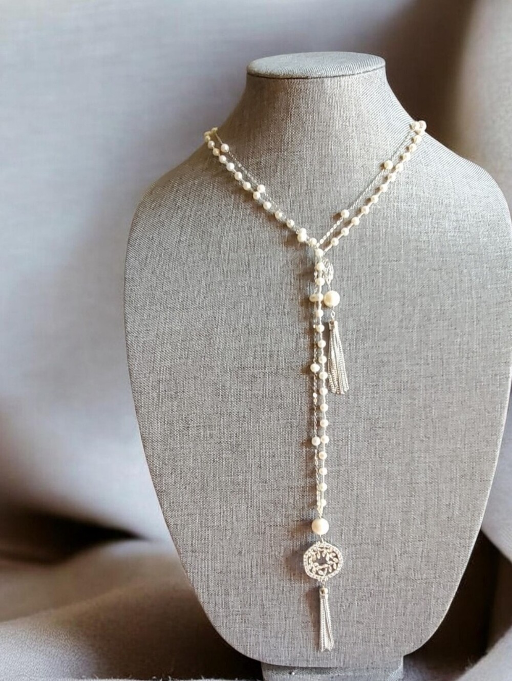 Vtg. Elegant Cultured Ivory Pearl Lariat Necklace with Silver Tassels